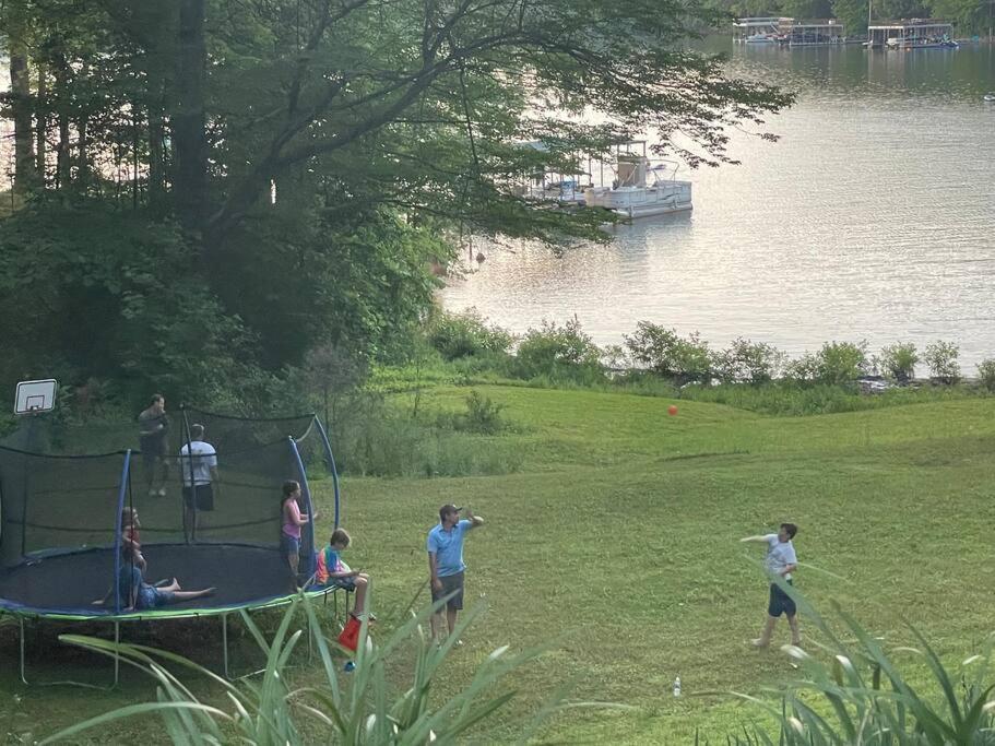 Вилла Cozy, Lake Lanier Property With Amazing Views Доусонвилл Экстерьер фото