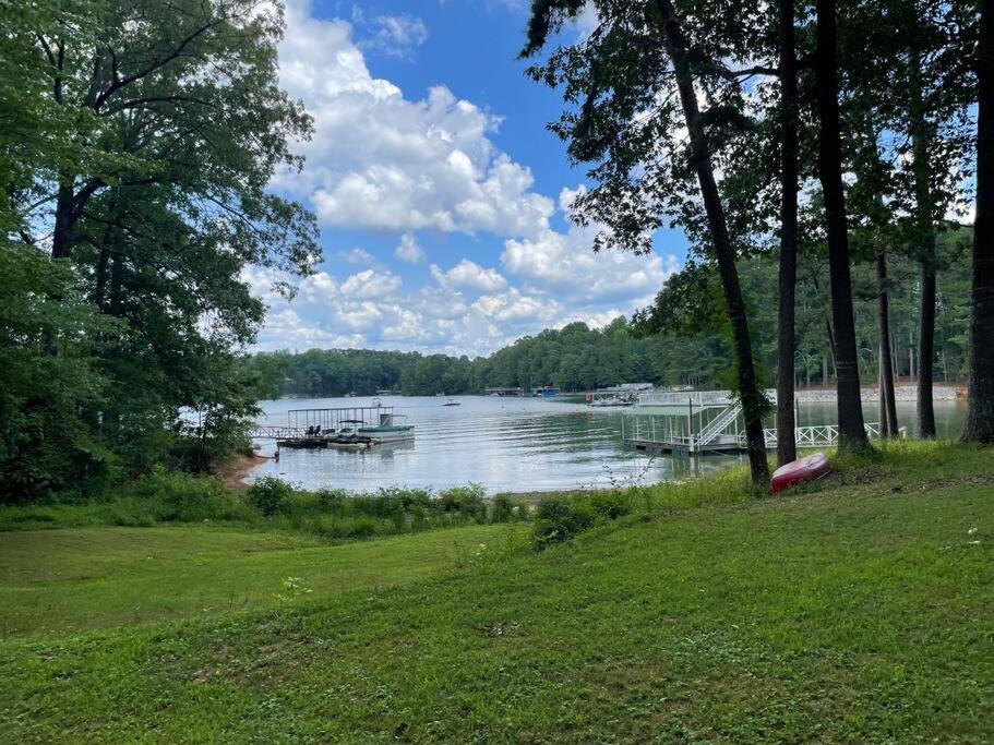 Вилла Cozy, Lake Lanier Property With Amazing Views Доусонвилл Экстерьер фото